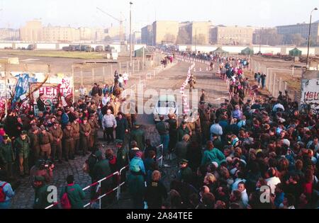 Allemagne Berlin 09 11 1989 PASSAGE À LA FRONTIÈRE ENTRE Berlin-est et Berlin-ouest APRÈS LA CHUTE DU MUR DE BERLIN (Ricotti, Alvaro - 1993-01-31) ps la photo peut être utilisé en respectant le contexte dans lequel elle a été prise, et sans intention diffamatoire de la dignité des personnes représentées (Ricotti Alvaro/Fotogramma, Berlin - 1989-11-09) ps la photo est utilisable à l'égard du contexte dans lequel elle a été prise, et sans intention diffamatoire de la dignité des personnes représentées Uniquement utilisation éditoriale Banque D'Images