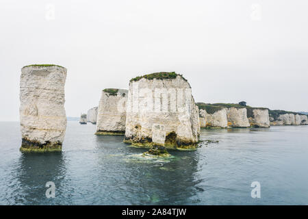 Avis de Old Harry Rocks dans le Dorset, en Angleterre, tourné avec drone depuis le bord de mer. Banque D'Images