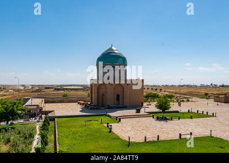 Mausolée de Turkestan Rabia Sultan Begim Khoja Ahmad Yasawi à couper le souffle vue pittoresque complexe sur un ciel bleu ensoleillé Jour Banque D'Images