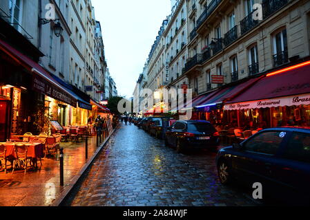 Soirée d'automne pluvieuse sur la rue de Paris Banque D'Images