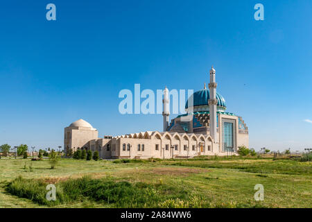 Turkestan Khoja Ahmed Yassawi pittoresque mosquée vue à couper le souffle sur un ciel bleu ensoleillé Jour Banque D'Images