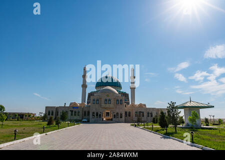 Turkestan Khoja Ahmed Yassawi pittoresque mosquée vue à couper le souffle sur un ciel bleu ensoleillé Jour Banque D'Images