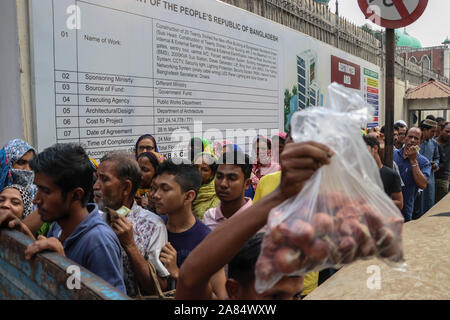 Dhaka, Bangladesh - 06 novembre 2019: Des gens qui se bousculent pour acheter des oignons à BDT 55 un kg d'un camion de la Corporation commerciale publique du Bangladesh (T Banque D'Images