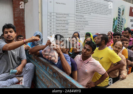 Dhaka, Bangladesh - 06 novembre 2019: Des gens qui se bousculent pour acheter des oignons à BDT 55 un kg d'un camion de la Corporation commerciale publique du Bangladesh (T Banque D'Images