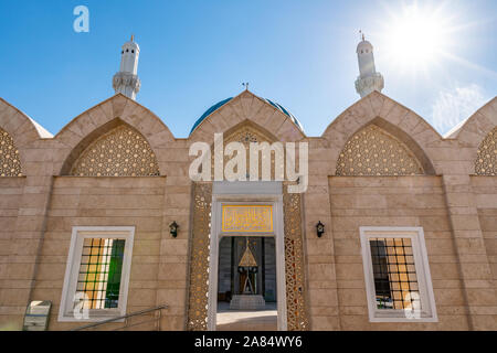 Turkestan Khoja Ahmed Yassawi pittoresque mosquée vue à couper le souffle sur un ciel bleu ensoleillé Jour Banque D'Images