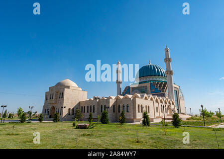 Turkestan Khoja Ahmed Yassawi pittoresque mosquée vue à couper le souffle sur un ciel bleu ensoleillé Jour Banque D'Images