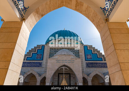 Turkestan Khoja Ahmed Yassawi pittoresque mosquée vue à couper le souffle sur un ciel bleu ensoleillé Jour Banque D'Images