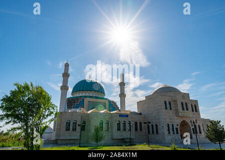 Turkestan Khoja Ahmed Yassawi pittoresque mosquée vue à couper le souffle sur un ciel bleu ensoleillé Jour Banque D'Images