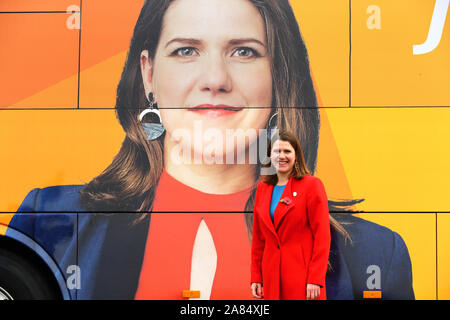 Le leader libéral démocrate Jo Swinson en face de la partie de bataille bus après une visite à Sigma Pharmaceuticals en Amérique du Watford, Londres. Banque D'Images