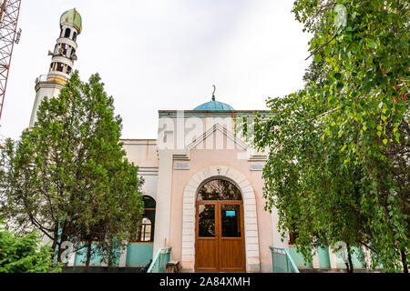 Chundzha Shonzhy Selo ville pittoresque Mosquée principale porte d'entrée vue frontale sur un jour nuageux Banque D'Images