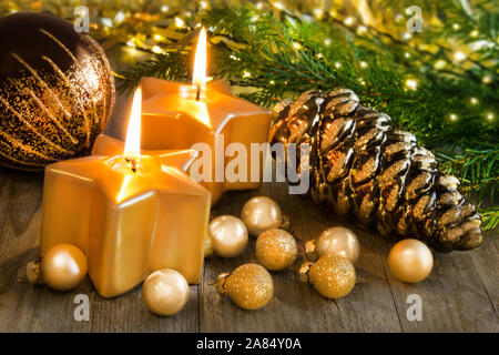 Décorations de Noël et des bougies d'or Banque D'Images