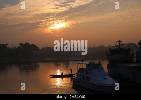 Capture de poissons 01nov2019 pêche de poissons dans la matinée d'hiver image du bangladesh, Asie .Nazmul Islam/alamy Live news Banque D'Images