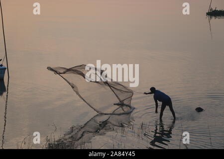 Capture de poissons 01nov2019, dans l'image du matin d'hiver du bangladesh, AsiaNazmul Islam/Alamy Live news Banque D'Images