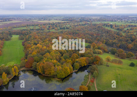 À l'automne 1350, montrant les belles couleurs d'automne l'automne d'un parc à Leeds connu comme Roundhay Park dans le West Yorkshire UK, montrant un T0 typique Banque D'Images