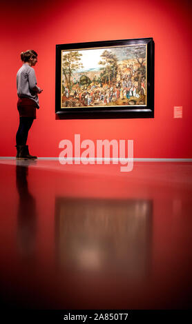 Du Nouveau-Brunswick, de l'Allemagne. 06 Nov, 2019. Dans une salle d'exposition dans le Musée Herzog Anton Ulrich, une employée se tient juste en face de la peinture 'portant la croix du Christ", par Pieter Brueghel le Jeune de l'année 1629. La peinture grand format a été stocké dans le dépôt de l'Herzog Anton Ulrich Museum depuis le 19ème siècle, fortement endommagée, et a seulement été restauré. Credit : Hauke-Christian Dittrich/dpa/Alamy Live News Banque D'Images