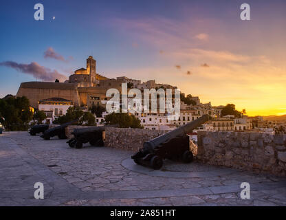 Magnifique coucher de soleil dans le quartier historique de Dalt Vila à Ibiza, Baléares, Espagne.Cathédrale et maisons blanches dans la région de mur Banque D'Images