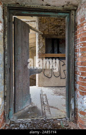 Porte cassée dans un moulin abandonné Banque D'Images