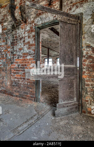 Porte cassée dans un moulin abandonné Banque D'Images