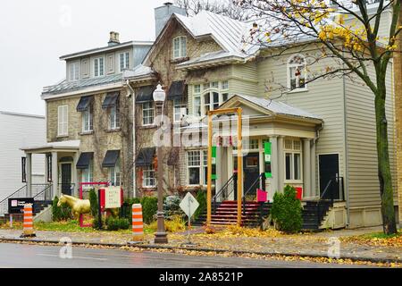 La VILLE DE QUÉBEC, CANADA -31 oct 2019- Vue de la C3 L'Art de Vivre, un hôtel de caractère situé sur la Grande Allée à Québec. Banque D'Images