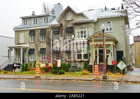 La VILLE DE QUÉBEC, CANADA -31 oct 2019- Vue de la C3 L'Art de Vivre, un hôtel de caractère situé sur la Grande Allée à Québec. Banque D'Images