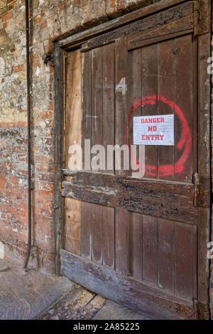 Porte cassée dans un moulin abandonné Banque D'Images