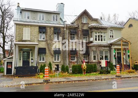 La VILLE DE QUÉBEC, CANADA -31 oct 2019- Vue de la C3 L'Art de Vivre, un hôtel de caractère situé sur la Grande Allée à Québec. Banque D'Images