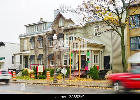 La VILLE DE QUÉBEC, CANADA -31 oct 2019- Vue de la C3 L'Art de Vivre, un hôtel de caractère situé sur la Grande Allée à Québec. Banque D'Images