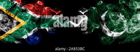 L'Afrique du Sud contre le Pakistan, Pakistanais smoky mystic drapeaux placés côte à côte. Couleur épaisse fumée soyeuse abstract concept drapeaux Banque D'Images