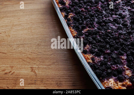 Flocons d'avoine cuits avec des bleuets dans une casserole sur un bois tableau Banque D'Images