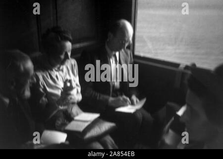 Zugreisende zur Leipziger Herbst Messe, Sachsen, Allemagne, 1948. Les voyageurs du train à la foire d'automne de Leipzig, Saxe, Allemagne, 1948. Banque D'Images