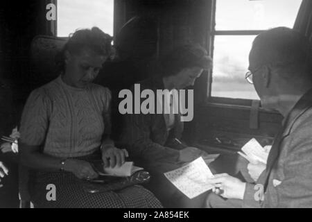 Zugreisende zur Leipziger Herbst Messe, Sachsen, Allemagne, 1948. Les voyageurs du train à la foire d'automne de Leipzig, Saxe, Allemagne, 1948. Banque D'Images