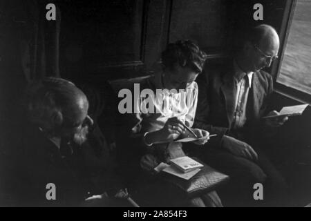 Zugreisende zur Leipziger Herbst Messe, Sachsen, Allemagne, 1948. Les voyageurs du train à la foire d'automne de Leipzig, Saxe, Allemagne, 1948. Banque D'Images