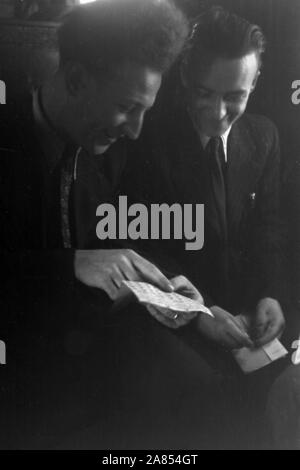 Zugreisende zur Leipziger Herbst Messe, Sachsen, Allemagne, 1948. Les voyageurs du train à la foire d'automne de Leipzig, Saxe, Allemagne, 1948. Banque D'Images