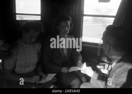 Zugreisende zur Leipziger Herbst Messe, Sachsen, Allemagne, 1948. Les voyageurs du train à la foire d'automne de Leipzig, Saxe, Allemagne, 1948. Banque D'Images