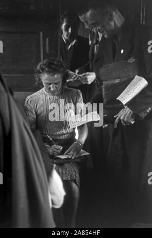 Zugreisende zur Leipziger Herbst Messe, Sachsen, Allemagne, 1948. Les voyageurs du train à la foire d'automne de Leipzig, Saxe, Allemagne, 1948. Banque D'Images