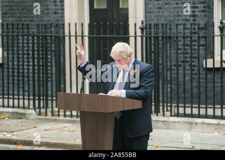 Westminster London, UK. 6 novembre 2019. Premier ministre Boris Johnson fait une déclaration aux médias à l'extérieur de 10 Downing Street pour lancer officiellement la campagne électorale générale à la suite d'une audience avec Sa Majesté la reine Elizabeth au palais de Buckingham en promettant de livrer Brexit et mettre fin à la paralysie dans le Parlement . amer ghazzal /Alamy live News Banque D'Images