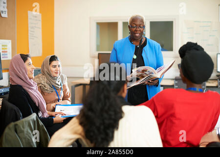 Enseignante et multi-ethnique students in classroom Banque D'Images