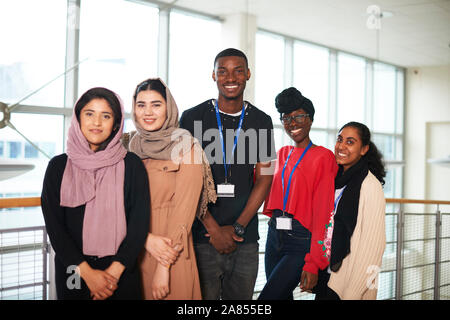Portrait confiant, multi-ethnique college students Banque D'Images