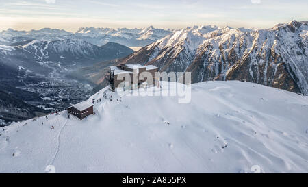 Drone aérien vue de Cable Car, jusqu'à l'Aiguille du plan, Mont Blanc, Alpes Banque D'Images
