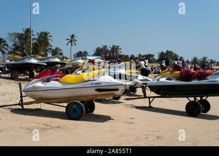 Bateaux à la plage de sable pour les touristes à bord de mer de Goa en Inde. Banque D'Images