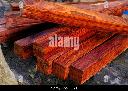 Grumes de bois de rose, le Birman boisé exotique beau modèle pour l'artisanat Banque D'Images