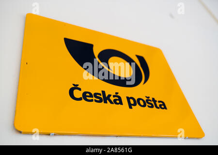 Cesky Krumlov, République tchèque - Le 28 octobre 2019 : La Poste tchèque Ceska Posta signe de couleur jaune sur le mur d'un bureau de poste - prise de vue au grand angle Banque D'Images