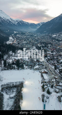 Drone aérien vue de Chamonix Mont Blanc, dans les Alpes Françaises Banque D'Images