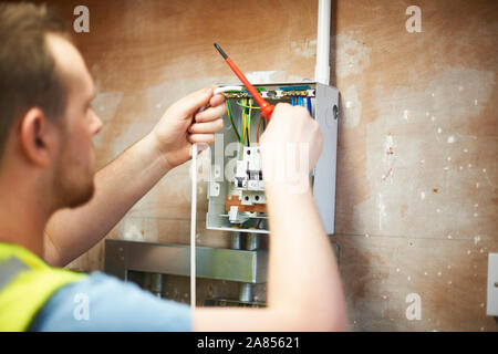 Male electrician élève pratiquer en atelier Banque D'Images