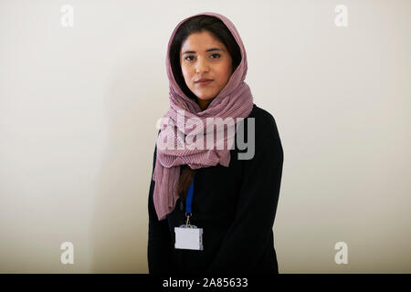 Portrait D'une Jeune Femme Musulmane Portant Des Vêtements De Cérémonie  Protégeant Le Masque Facial Et Le Foulard Hijab Tenant La Carte Du Drapeau  De La Palestine Sur Fond Isolé Concept De Pays