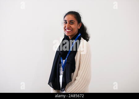 Confiant Portrait jeune femme indienne Banque D'Images