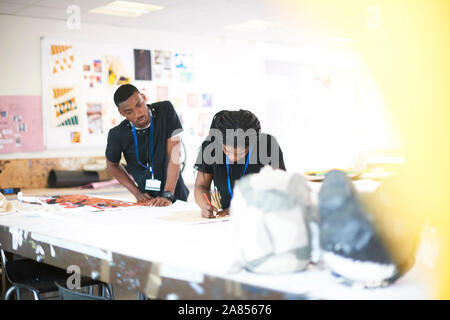 Les étudiants qui travaillent dans l'art art studio Banque D'Images