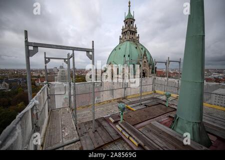 06 novembre 2019, Hanovre, Basse-Saxe : échafaudages se trouve à la nouvelle mairie. Les travaux de rénovation de plusieurs millions de dollars sur le nouveau et magnifique hôtel de ville de Hanovre va prendre des années. La deuxième phase de construction est actuellement en cours sur l'Juliustürmen et les façades dans le sud-ouest et sud-est. Photo : Sina Schuldt/dpa Banque D'Images