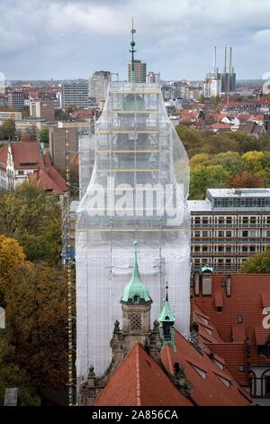 06 novembre 2019, Hanovre, Basse-Saxe : échafaudages se trouve à la nouvelle mairie. Les travaux de rénovation de plusieurs millions de dollars sur le nouveau et magnifique hôtel de ville de Hanovre va prendre des années. La deuxième phase de construction est actuellement en cours sur l'Juliustürmen et les façades dans le sud-ouest et sud-est. Photo : Sina Schuldt/dpa Banque D'Images