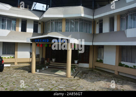 La vue de face de l'hôtel Orchid à deux étages à Shillong avec son architecture unique et le design Banque D'Images